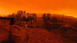 Read more about the article Απόκοσμες εικόνες στη Κρήτη και στις Κυκλάδες από την Αφρικανική σκόνη – Έγινε κόκκινος ο ουρανός, προβλήματα στις πτήσεις