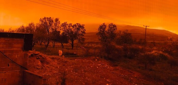 Απόκοσμες εικόνες στη Κρήτη και στις Κυκλάδες από την Αφρικανική σκόνη – Έγινε κόκκινος ο ουρανός, προβλήματα στις πτήσεις