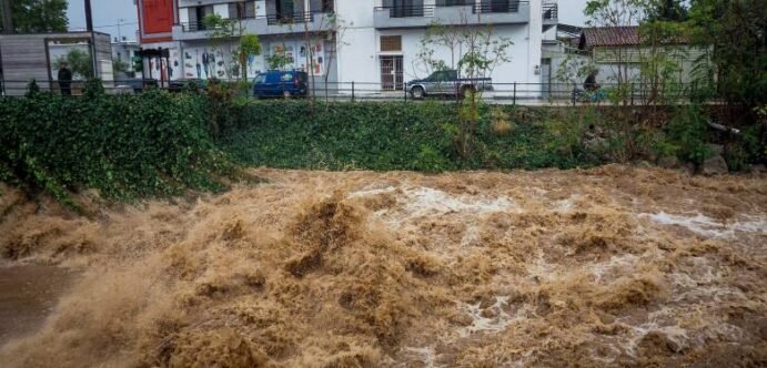 Σφοδρή κακοκαιρία στην Εύβοια: 295 χιλιοστά βροχής στη Στενή – Διαδοχικά μηνύματα από το 112, υπερχείλισε ο Κηρέας