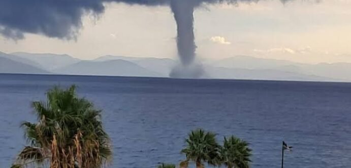 Εντυπωσιακός υδροστρόβιλος ανοιχτά της Κω εν μέσω κακοκαιρίας – Το σπάνιο φαινόμενο που καταγράφηκε στο Αιγαίο