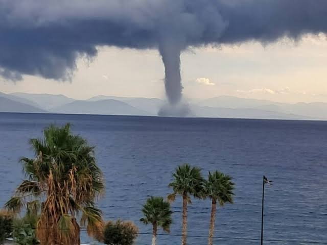 You are currently viewing Εντυπωσιακός υδροστρόβιλος ανοιχτά της Κω εν μέσω κακοκαιρίας – Το σπάνιο φαινόμενο που καταγράφηκε στο Αιγαίο