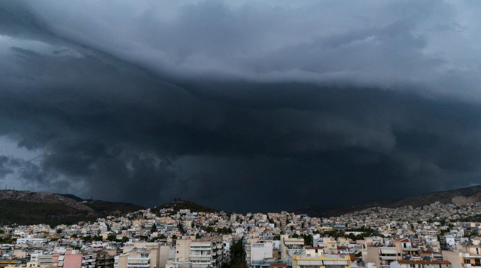You are currently viewing Υποχωρεί τις επόμενες ώρες η κακοκαιρία μετά από 300 χιλιοστά βροχής και θυελλώδεις ανέμους – Νέα επιδείνωση του καιρού στο τέλος της εβδομάδας