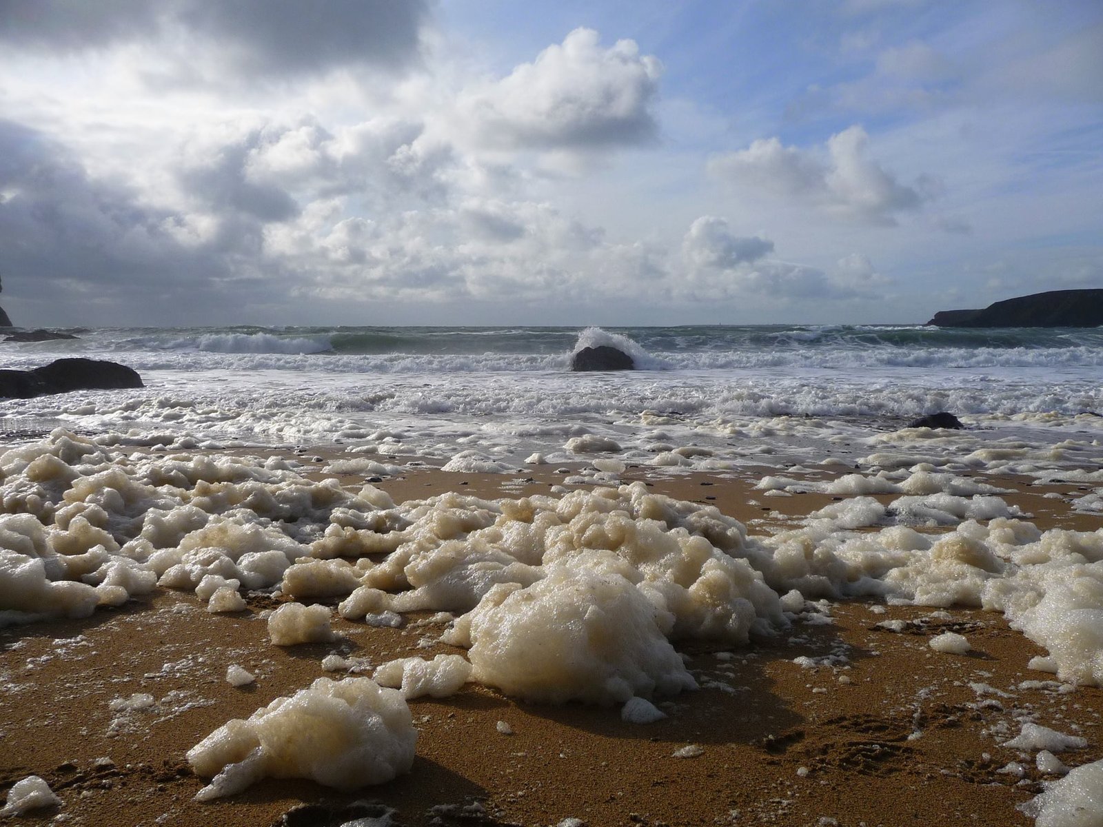 You are currently viewing Sea foam: Γιατί η θάλασσα μετατρέπεται σε «λευκό αφρό» μετά από ισχυρές κακοκαιρίες
