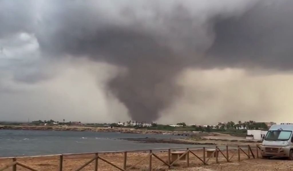 You are currently viewing Ιταλία: Σαρωτικό πέρασμα ανεμοστρόβιλων στη Σικελία – Ισοπεδώθηκαν σπίτια και σχολείο, δεκάδες τραυματίες