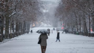 Εντυπωσιακές εικόνες από το χιονισμένο Παρίσι – Σε πίστα σκι μετατράπηκε η Μονμάρτη