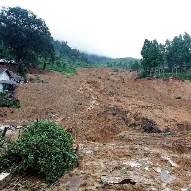 Τραγωδία στην Ινδονησία: Επτά νεκροί και δεκάδες αγνοούμενοι από κατολίσθηση