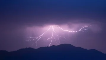 Πως θα εξελιχθεί τις επόμενες ώρες η κακοκαιρία BORA – Που θα εκδηλωθούν τα πιο έντονα φαινόμενα και που θα επιμείνουν οι χιονοπτώσεις