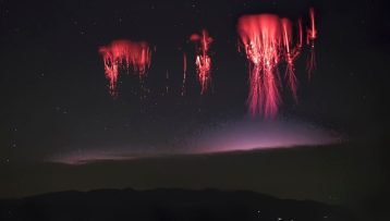 Τεράστιος κόκκινος δακτύλιος 230 χλμ. εμφανίστηκε στον ουρανό – Το εντυπωσιακό κλικ του φωτογράφου