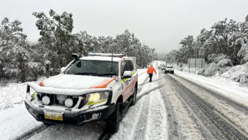 Hundreds of vehicles stranded as rare snowstorm hits New South Wales, Australia
