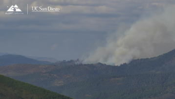 Horse Fire grows to 160 ha (400 acres) west of Lakehead, California after intense lightning storm