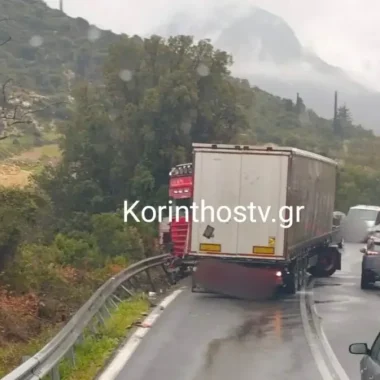 Κακοκαιρία «Erminio»: Νταλίκα δίπλωσε στην παλιά εθνική Κορίνθου – Άργους, κλειστό το ένα ρεύμα