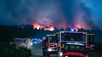Η μεγαλύτερη πυρκαγιά στη Γαλλία από το 1949 κατακαίει τη νότια χώρα – Ένας νεκρός, δεκάδες σπίτια κατεστραμμένα