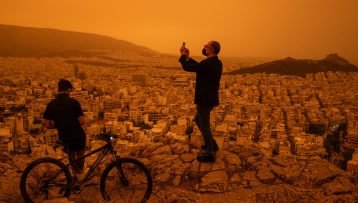 Σαν σήμερα: Το φαινόμενο ”Minerva Red” που έβαψε κόκκινο τον ουρανό σε πολλές περιοχές της χώρας – Όταν ο υδράργυρος ξεπέρασε τους 36.5 βαθμούς (Φώτο – Βίντεο)