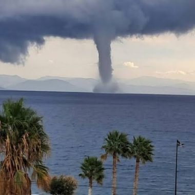 Εντυπωσιακός υδροστρόβιλος ανοιχτά της Κω εν μέσω κακοκαιρίας – Το σπάνιο φαινόμενο που καταγράφηκε στο Αιγαίο