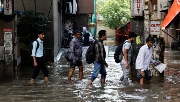 Ινδία: Ακραία βροχόπτωση πλημμύρισε την Καλκούτα, αφήνοντας πίσω της τουλάχιστον 12 νεκρούς