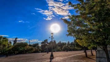 Ο καιρός της νέας εβδομάδας: Επιμένει το μελτέμι με σταδιακή άνοδο της θερμορκασίας