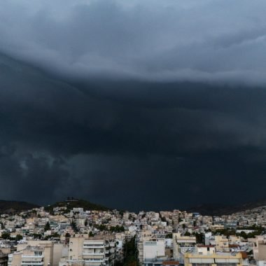 Υποχωρεί τις επόμενες ώρες η κακοκαιρία μετά από 300 χιλιοστά βροχής και θυελλώδεις ανέμους – Νέα επιδείνωση του καιρού στο τέλος της εβδομάδας