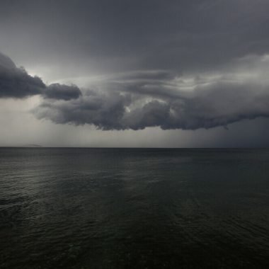 Διαδοχικές κακοκαιρίες θα διατηρήσουν τον άστατο καιρό και τη νέα εβδομάδα – Τι δείχνουν τα στοιχεία
