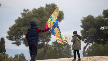 Τοπικές βροχές, καταιγίδες και χιονοπτώσεις τη Καθαρά Δευτέρα στη χώρα – Ενισχυμένοι οι άνεμοι στα πελάγη και πτώση της θερμοκρασίας