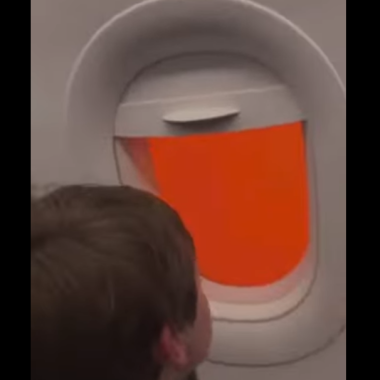 Απίστευτο Βίντεο: Αεροπλάνο περνάει μέσα από το πυκνό νέφος σκόνης πάνω απο την Κρήτη – Ανήσυχοι οι επιβάτες