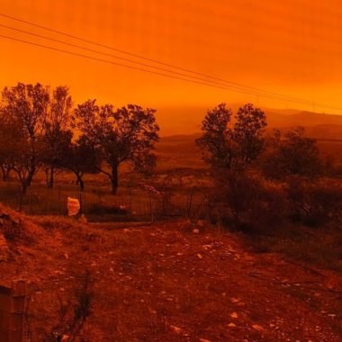 Απόκοσμες εικόνες στη Κρήτη και στις Κυκλάδες από την Αφρικανική σκόνη – Έγινε κόκκινος ο ουρανός, προβλήματα στις πτήσεις