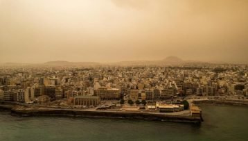 Θυελλώδεις άνεμοι και Αφρικανική σκόνη έπληξαν τη χώρα μας σήμερα Κυριακή – Άνω των 10 Μποφόρ οι ριπές του ανέμου
