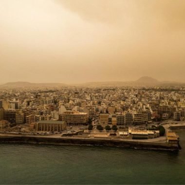 Θυελλώδεις άνεμοι και Αφρικανική σκόνη έπληξαν τη χώρα μας σήμερα Κυριακή – Άνω των 10 Μποφόρ οι ριπές του ανέμου