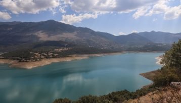 Η λίμνη του Μόρνου διαρκώς συρρικνώνεται – Σε χαμηλότερο επίπεδο δεκαετίας η έκταση της λίμνης