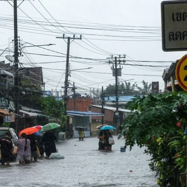 Ταϊλάνδη: Τουλάχιστον 23 νεκροί από τις πλημμύρες – Ψάρια εμφανίστηκαν στους δρόμους της Μπανγκόκ