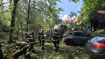 Ισχυρή ατμοσφαιρική διαταραχή έπληξε τη δυτική Ρουμανία – Σοβαρές ζημιές και τραυματισμοί στη Σινάια