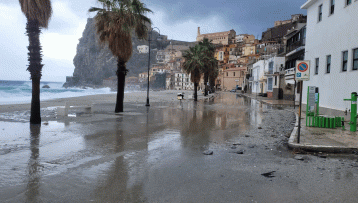 Ιταλία: Κακοκαιρία και σφοδρότατη θαλασσοταραχή στη Σκύλλα – Το παραλιακό μέτωπο «παρασύρθηκε» από τους ανέμους, ενώ η θάλασσα «κατάπιε» ακόμα και τον δρόμο.