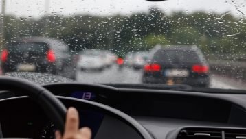 Βροχή και οδήγηση: Πότε πρέπει να προσέχουμε περισσότερο και πως να αποφεύγουμε την υδρολίσθηση