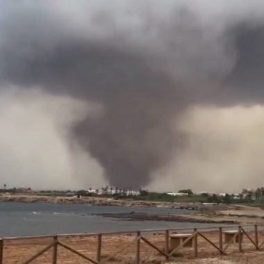 Ιταλία: Σαρωτικό πέρασμα ανεμοστρόβιλων στη Σικελία – Ισοπεδώθηκαν σπίτια και σχολείο, δεκάδες τραυματίες