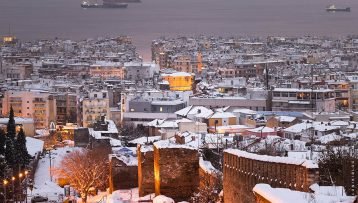Η εξέλιξη του καιρού τις επόμενες ώρες: Πυκνές χιονοπτώσεις κατά τη διάρκεια της νύχτας – Χιονοπτώσεις και καταιγίδες τη Δευτέρα στη χώρα