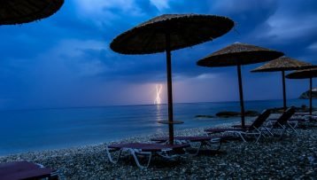 Όταν η ηλιοφάνεια μετατρέπεται ξαφνικά σε … καταιγίδα – Όλα όσα πρέπει να γνωρίζουμε για τις θερμικές καταιγίδες στην Ελλάδα
