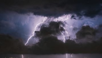 Περισσότερες από 15.500 ηλεκτρικές εκκενώσεις παρατηρήθηκαν στη χώρα μας τις τελευταίες 72 ώρες – Συνεχίζεται και την Κυριακή η αστάθεια