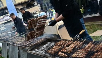 Τσικνοπέμπτη στην Βαρβάκειο Αγορά, στην Αθήνα, Πέμπτη 20 Φεβρουαρίου 2025. Ο δήμος Αθηναίων διοργάνωσε εκδηλώσεις στο κέντρο της Αθήνας με μουσική, δωρεάν φαγητό στην πλατεία της Βαρβακείου Αγοράς και παραδοσιακά δρώμενα. 
(ΚΩΣΤΑΣ ΤΖΟΥΜΑΣ/EUROKINISSI)