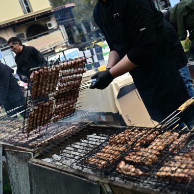 Τσικνοπέμπτη στην Βαρβάκειο Αγορά, στην Αθήνα, Πέμπτη 20 Φεβρουαρίου 2025. Ο δήμος Αθηναίων διοργάνωσε εκδηλώσεις στο κέντρο της Αθήνας με μουσική, δωρεάν φαγητό στην πλατεία της Βαρβακείου Αγοράς και παραδοσιακά δρώμενα. 
(ΚΩΣΤΑΣ ΤΖΟΥΜΑΣ/EUROKINISSI)