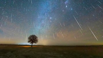 The Geminid meteor shower on December 13, 2020 was photographed in the Kubuqi Desert of Inner Mongolia, China. On that day, more than 200 meteors were photographed in the extremely cold night of minus 20 degrees